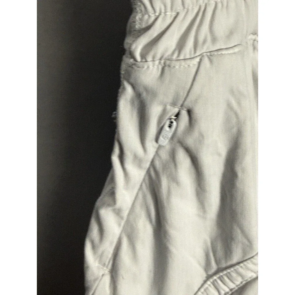 Lululemon Hotty Hot Short II Long 4 White Barely Beige Size 6 Lined Running